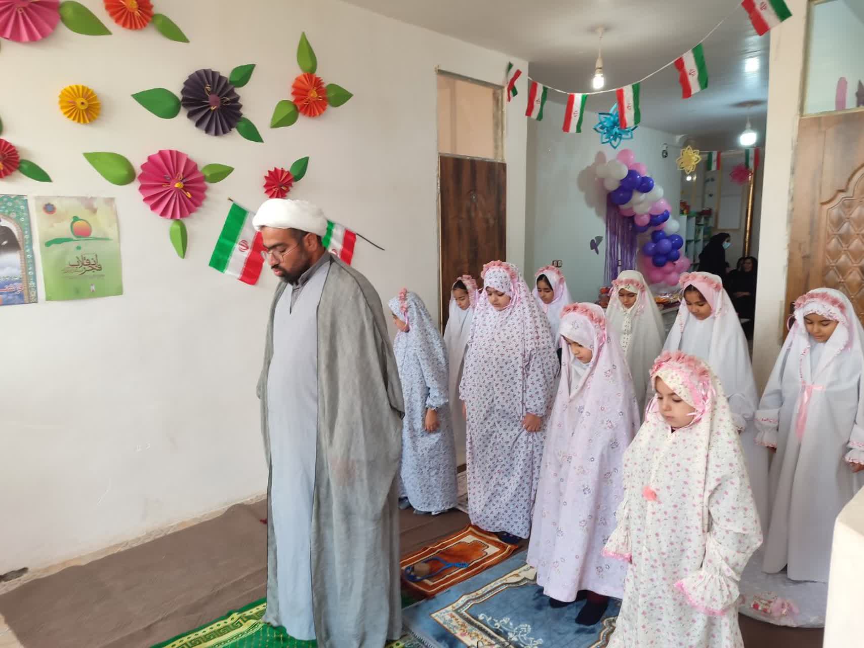 برگذاری جشن تکلیف دانش آموزان دختر پایه سوم دبستان مهر مادر خرم آباد